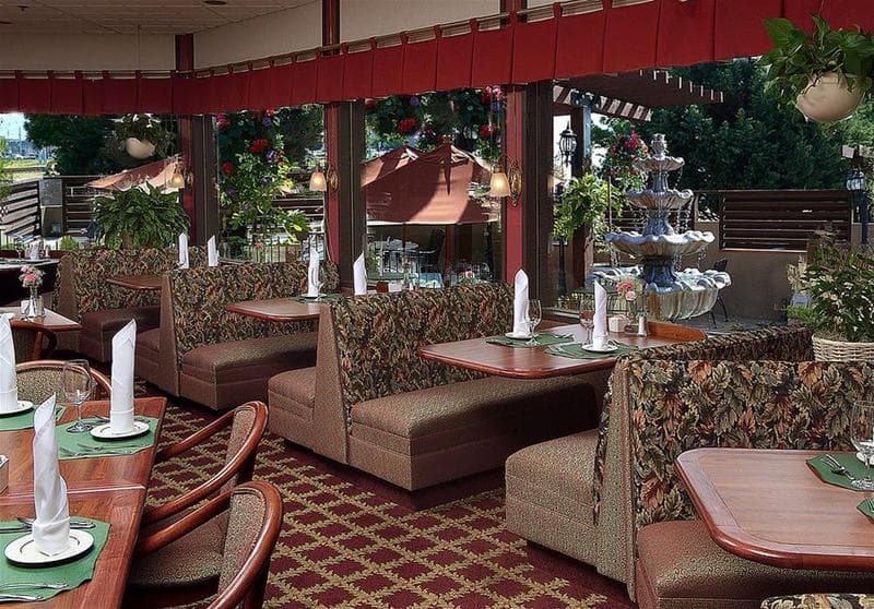 Rogue Regency Inn & Suites photo 2